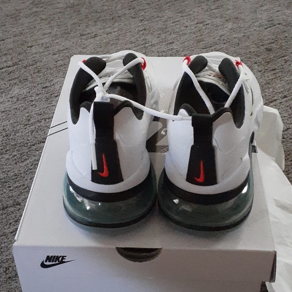 Air Max 270 React - Picture 3 of 5